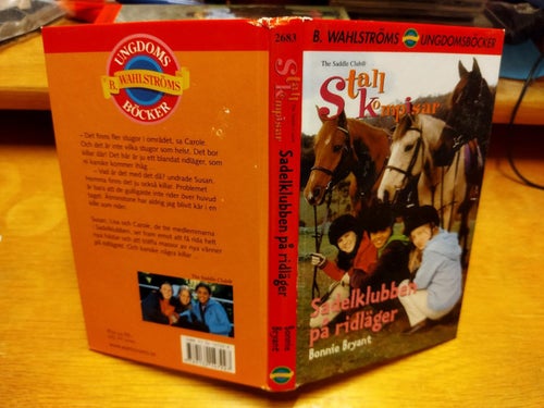 Sadelklubben på rigläger av Bonnie Bryant. bok. Very Fine plus