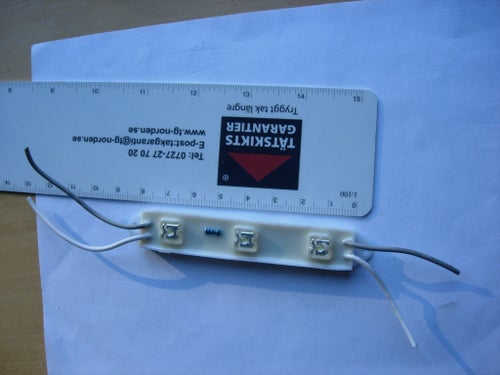 LED-modul 12V med tre leddioder och motstånd. Modulen har kablar för anslutning