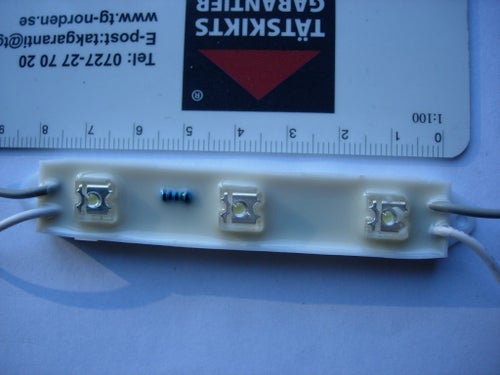 LED-modul 12V med tre leddioder och motstånd. Modulen har kablar för anslutning
