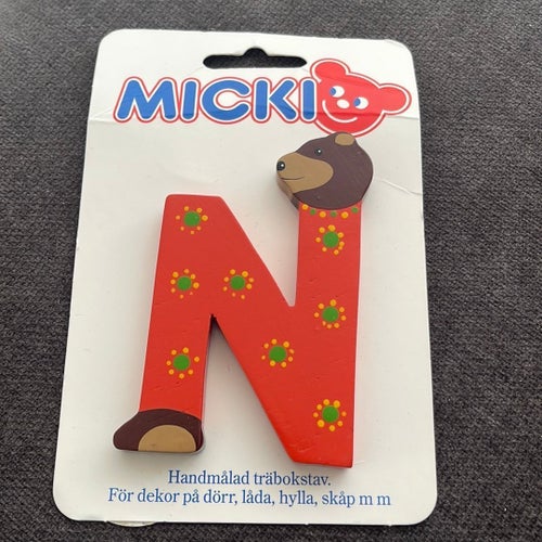 Micki träbokstav N med björnmotiv