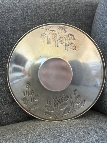 Fat i nysilver med björkdekorationer