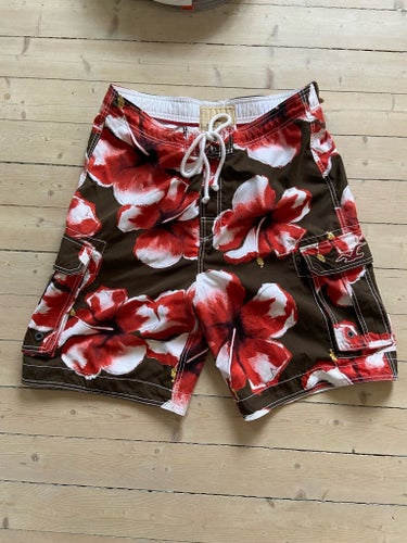 Hollister blommiga badshorts, storlek L