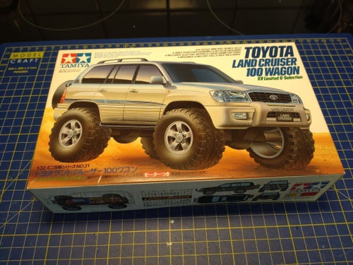 Tamiya Toyota Landcruiser 100 wagon i 1:32 samma skala som Britains
