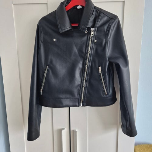 730. H&M Divided kort svart jacka, storlek S