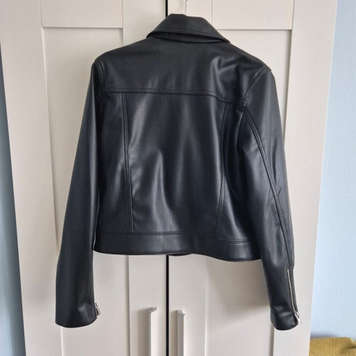 730. H&M Divided kort svart jacka, storlek S