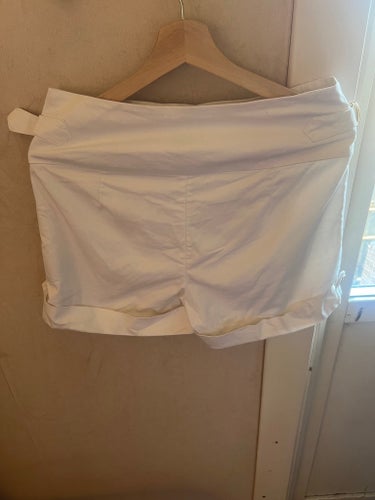 Vita shorts med gulddetaljer