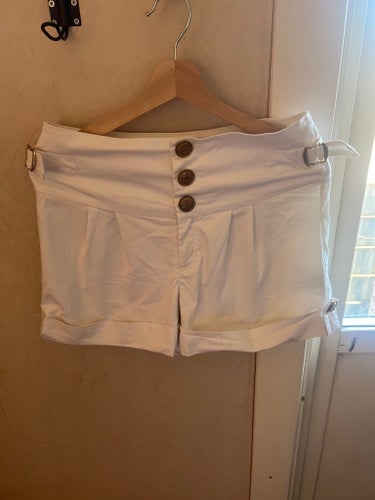 Vita shorts med gulddetaljer