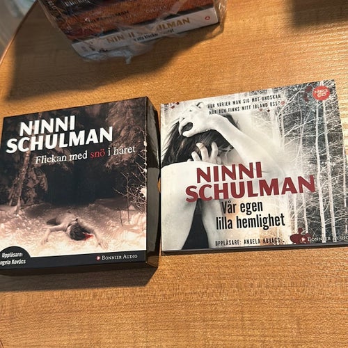 2 st Ljudböcker av Ninni Schulman: "Flickan med snö i håret" och "Vår egen lilla