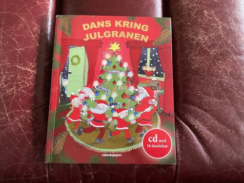 Dans kring julgranen av Rabén & Sjögren Med CD.