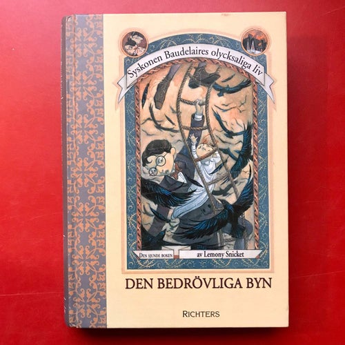Syskonen Baudelaires olycksaliga liv DEN BEDRÖVLIGA BYN Lemony Snicket 2004