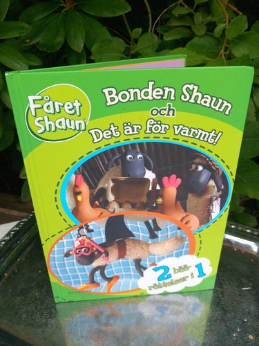 Bonden Fåret Shaun och det är för varmt barnbok 2 berättelser i 1 Aardmann Anim
