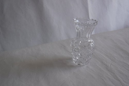 Liten glasvas t.ex för vårens första snödroppar elller vitsippor