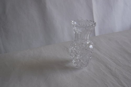 Liten glasvas t.ex för vårens första snödroppar elller vitsippor