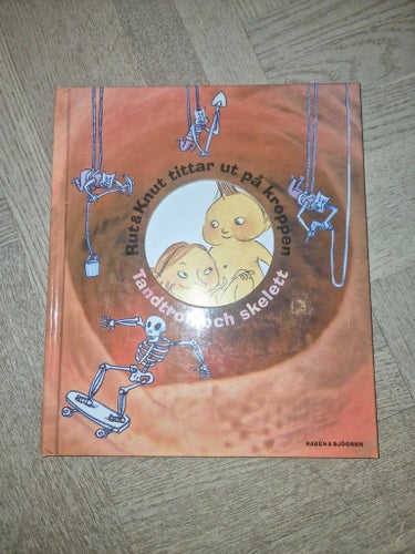 Rut & Knut tittar ut på kroppen. Tandtroll och skelett