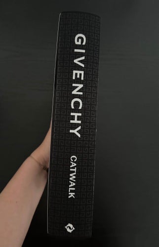 Givenchy Catwalk • Thames & Hudson • Lyxig Modebok för soffbordet • Nyskick