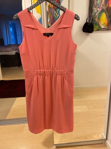 Söt klänning nine west aprikosfärgad