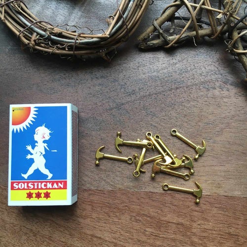 1st Berlock 25x13mm * Hammare Guldig * Charm Hänge * Dockskåp Tittskåp