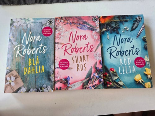 Nora Roberts Trilogi - Blå Dahlia, Svart Ros, Röd Lilja