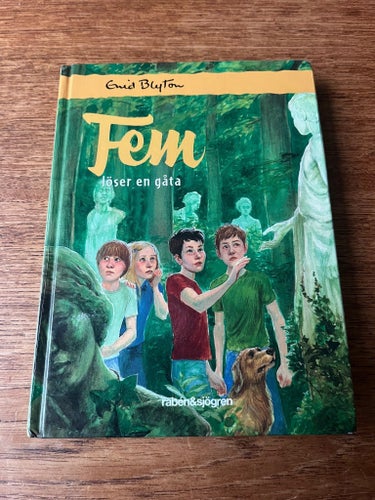 Fem löser en gåta av Enid Blyton, 2004