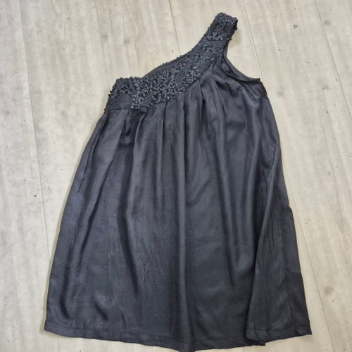 Vero Moda svart klänning one shoulder med vidd & med paljetter storlek SMALL