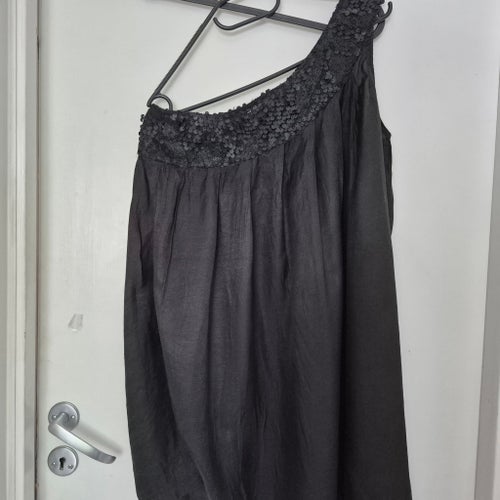 Vero Moda svart klänning one shoulder med vidd & med paljetter storlek SMALL
