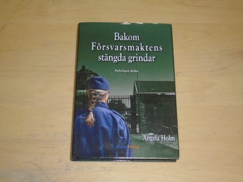 BAKOM FÖRSVARSMAKTENS STÄNGDA GRINDAR - Angela Holm - signerad