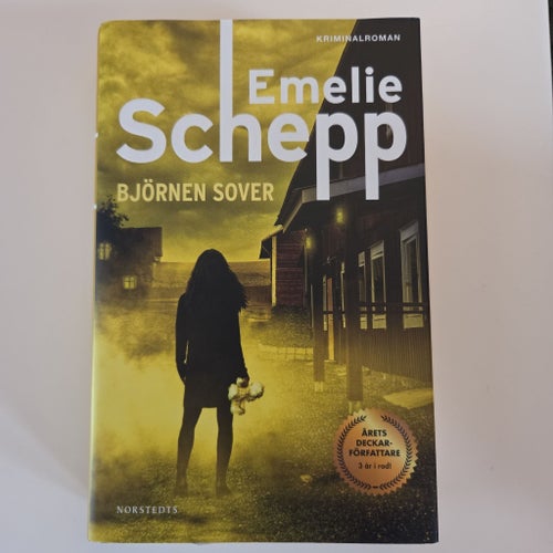 Björnen sover av Emelie Schepp, 2022