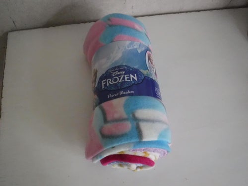 Härlig go ny fleece filt med motiv av Disney Frozen