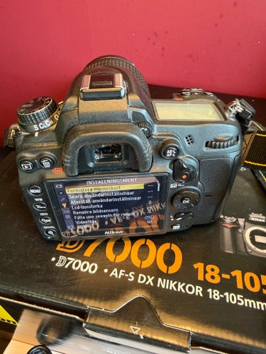 Nikon D7000 systemkamera med AF-S DX NIKKOR 18-105mm objektiv