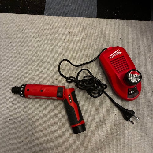 Milwaukee M4 D skruvdragare med laddare