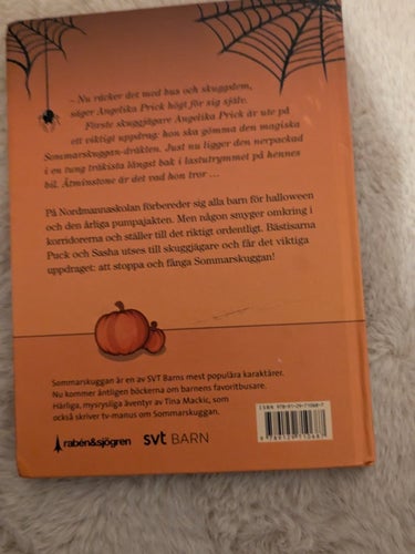 Sommarskuggan och halloween-buset av Tina Mackic och Johanna Arpiainen, 2021