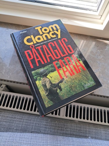 PÅTAGLIG FARA av Tom Clancy, 1993
