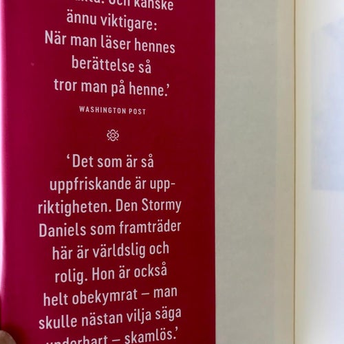 MED ÖPPNA KORT KORT Kvinnan som utmanade Trump Stormy Daniels 2019