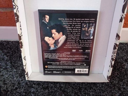DVD-FRÄMLINGAR PÅ TÅG *Av Alfred Hitchcock* Snapcase