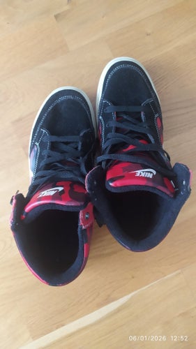Sneakers röd/svart, strl. 42.Unisex.