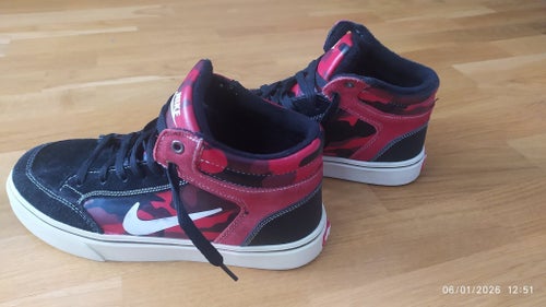 Sneakers röd/svart, strl. 42.Unisex.