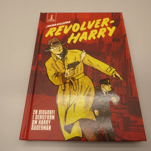 Revolver-harry av Jakob Nilsson om Harry Söderman Kartago 2022 hårdpärm
