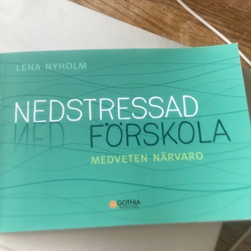 Nedstressad förskola : medveten närvaro av Lena Nyholm