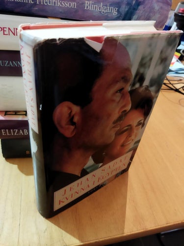 Kvinna i Egypten av Jehan Sadat. Bok, inbunden. Very Fine plus