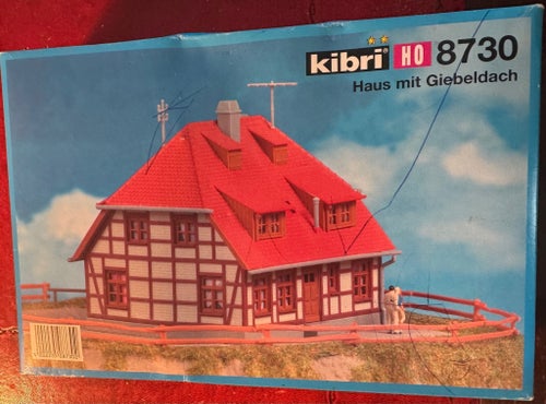 Kibri HO 8730 Hus med Gavel Tak Modellbyggsats
