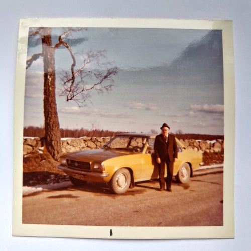 Fotografi av äldre man vid en Opel Ascona B sent 70-tal