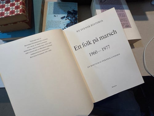 Ett folk på marsch, 1960-1977 En bokfilm av Per-Erik Lindorm, bok, Very Fine+