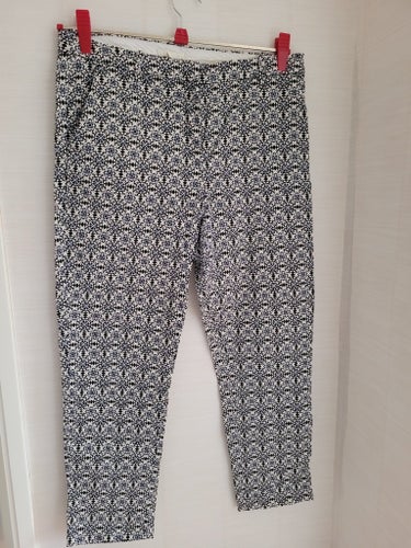 Vit/blå/svarta byxor från H&M storlek 42 i fint skick