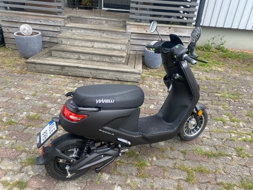 Moped El Körd i 9 mil Går ca 6mil på en Laddning Nypris ca 20000kr Viar. Piccolo