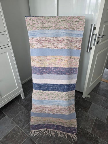 Handvävd trasmatta , blå/flerfärgad. 259x60 cm