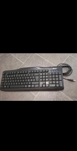 Tangentbord (Nordisk layout)Ansluts via USB-kabel