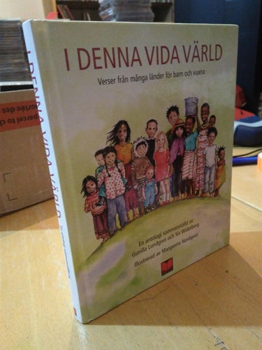I den vida värld verser från många länder för barn och vuxna Very Fine