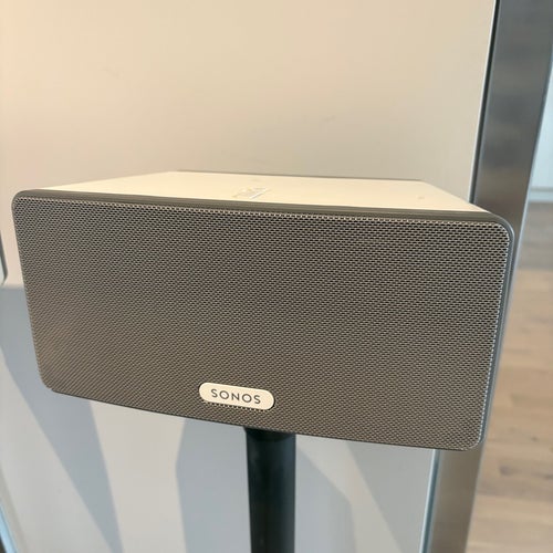 Två stycken Sonos Play:3 högtalare med golvstativ