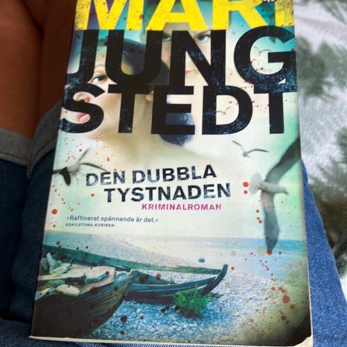 Den Dubbla Tystnaden av Mari Jungstedt