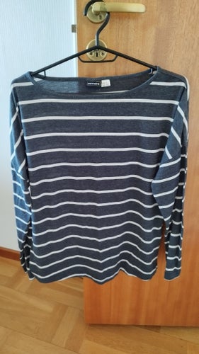 Mörkgrå, vit tröja